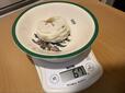 【ロピア 韓国王マンドゥ 海老の王様】1個量ってみると67g、一般的な餃子とは一線を画すサイズ感でした!