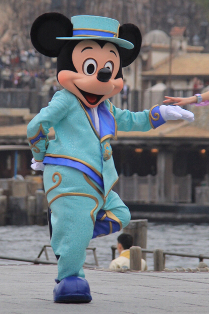 Disney - クッション ファッショナブルイースター TDSイースター】ミッキーしか見ていない「ファッショナブル