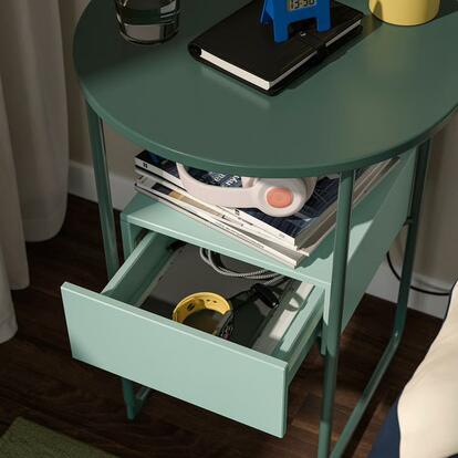 IKEAの新作テーブルはかわいいだけじゃない。ベッドまわりのごちゃつき IKEAの新作テーブルはかわいいだけじゃない。ベッドまわりのごちゃつき