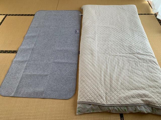 【ニトリ 洗える珪藻土入り除湿シート シングル】シングルサイズの布団よりひと回り小さめ