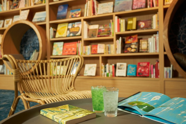 「ライブラリーラウンジ」とフリードリンク