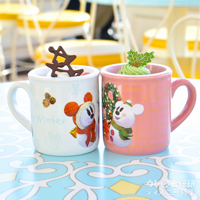 (左)レアチーズムース&ミルクゼリー、スーベニアカップ付き(東京ディズニーシー )|(右)ラズベリー&チョコレートムース、スーベニアカップ付き(東京ディズニーランド)
