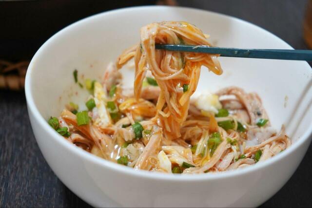 【セブンイレブン　簡単アレンジレシピ】味がしっかりしていているのでおつまみやサラダに乗せても◎