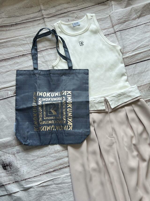 カジュアルなパンツスタイルに合わせてもGood!