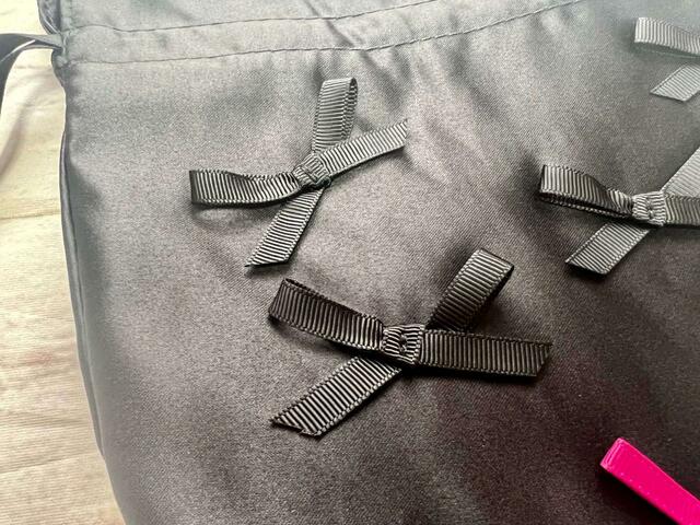 バッグの生地とは異なるグログランリボン。異素材の組み合わせがかわいい！