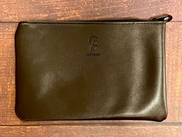 『sweet（スウィート）5月号』背面には「CB」のロゴが型押しされています