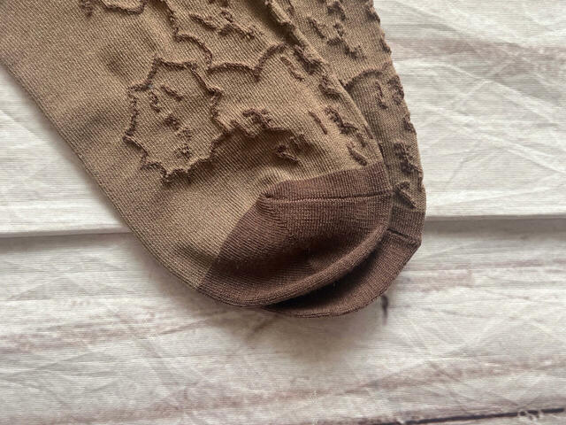 踵とつま先はダークブラウン。このつま先、なんだかくりまんじゅうの頭の模様みたいですね!