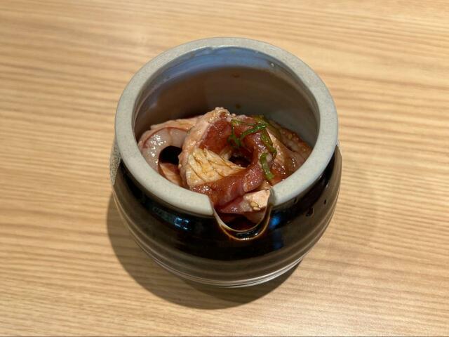 【安楽亭　スーパーロ～ングカルビ】壺の中にお肉が入ったキャッチーなビジュアル