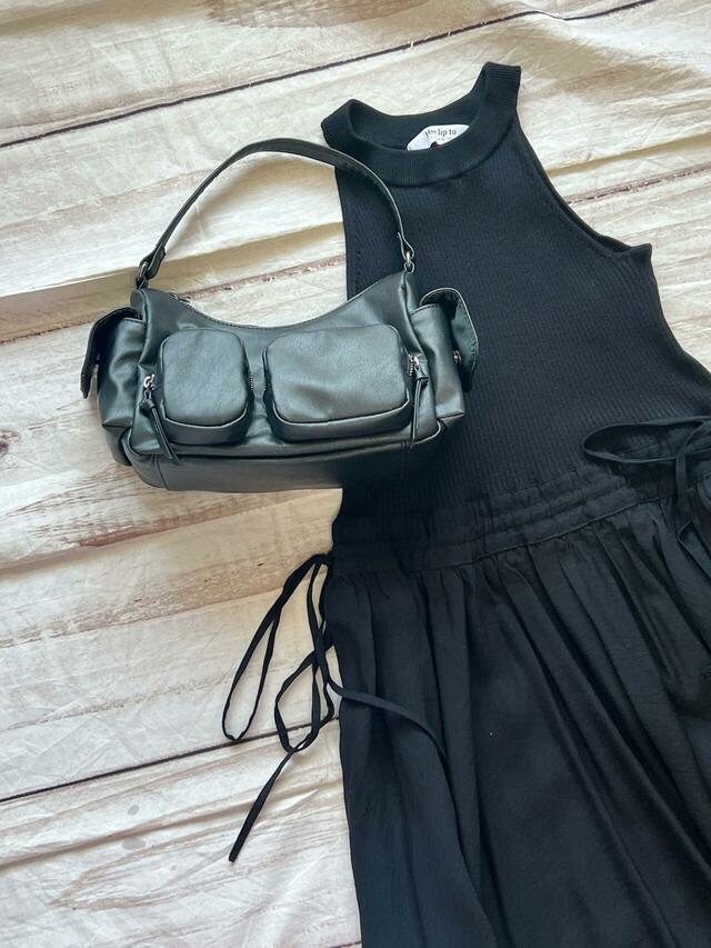 お出かけにはロングのブラックドレスに合わせてもかわいい♪