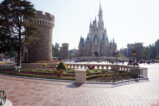 城前円形花壇の左側