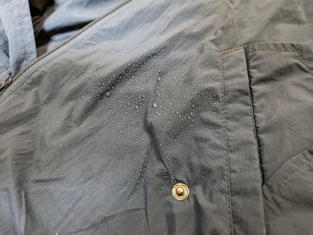 【ワークマン リペアテック(R)超軽量×遮熱MA-1タイプジャケット】霧吹きで撥水機能をチェック。しっかりと水をはじいています！