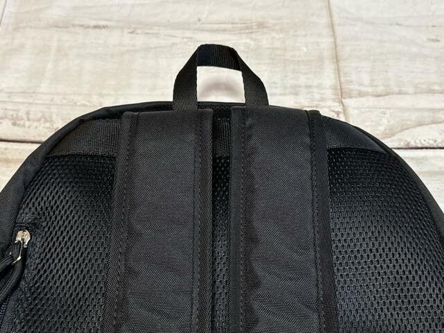 ショルダーストラップは幅広でクッション性があるので、肩に食い込みにくい!