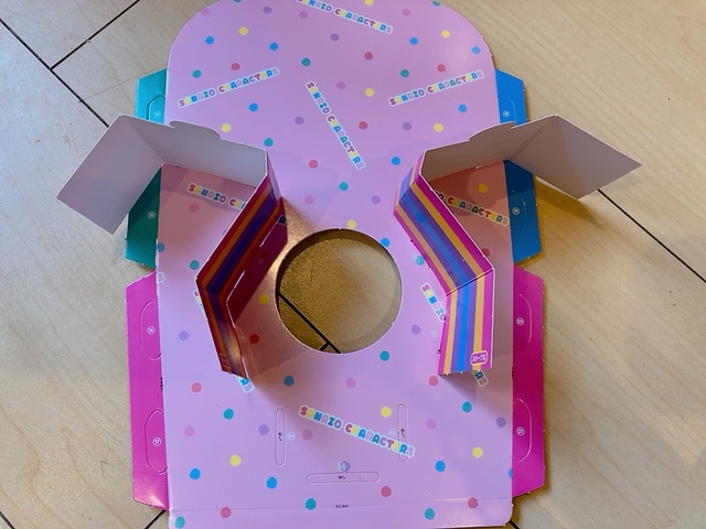 【げんき　2023年夏号付録「サンリオキャラクターズ　ころりんがちゃ」】本体にスロープをつけます