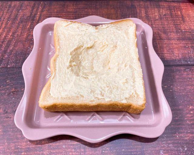 スプーンの背などで中央を丸くへこませ、卵の乗せ場を作ります