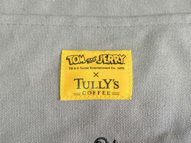 ポケットにはイエローのコラボタグ付き！