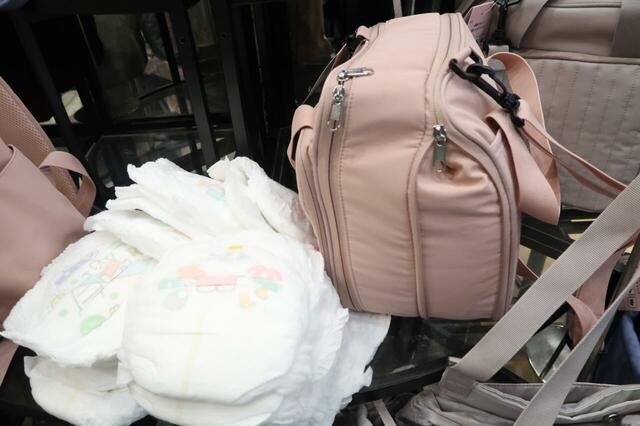 【ワークマン 圧縮ショルダーバッグ】横のファスナーを開くとマチが広がる仕様。10数枚のおむつもまとめて収納可能です◎