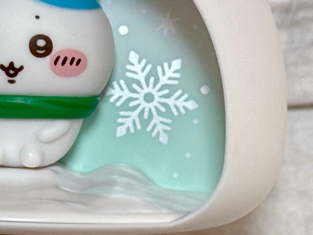 雪が降り積もった地面や、背景の雪の結晶の柄など、細部まで工夫が凝らされています♪