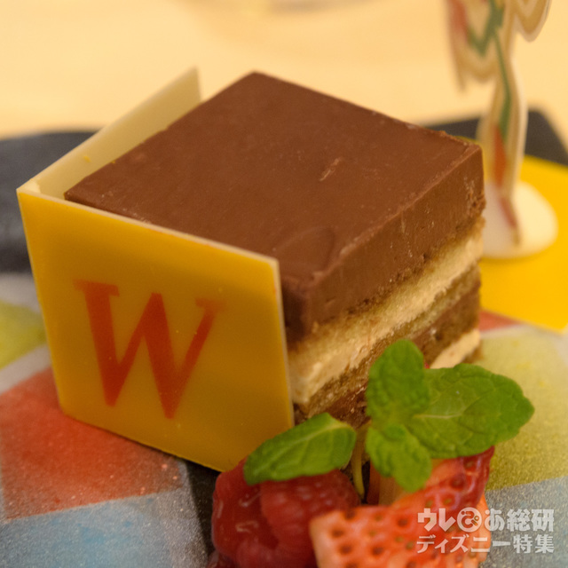 「エンパイア・グリル」“ピクサー・プレイタイム”エンパイアディナー：チョコレートケーキ ラズベリーとマンゴーのソルベ｜ディズニーアンバサダーホテル