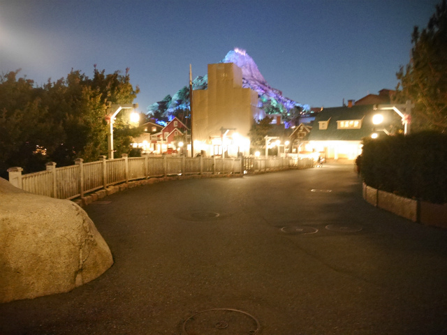 人通りの途絶えた静かなケープコッド。©Disney