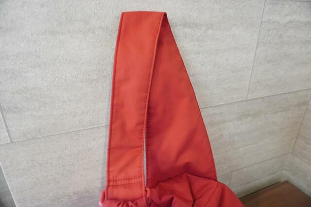 下に向かってストラップが太くなるデザイン