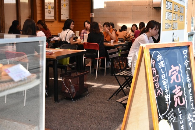 仮店舗のため客席は「野外」