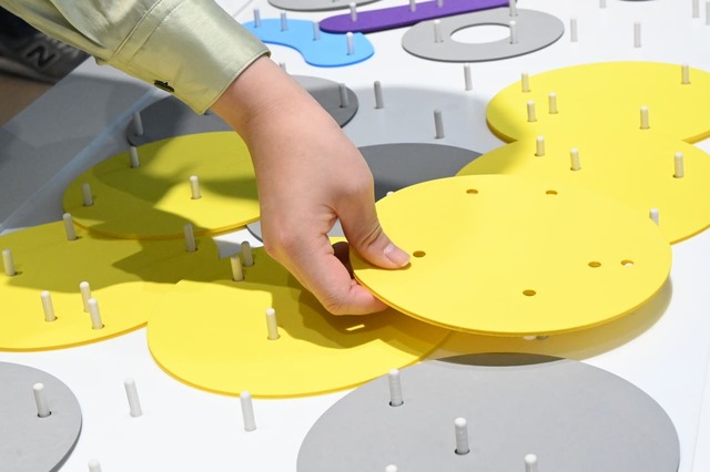 【デザインあ展neo】「じっくりしっくり」／穴の開いたシートをぴったり合うピンにはめてみよう！