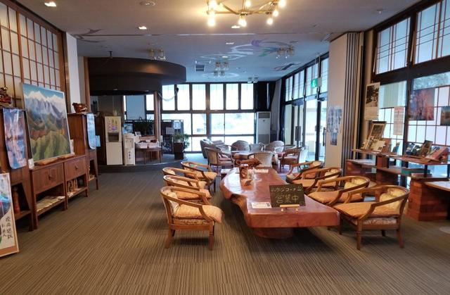 「水林亭」のロビー。左手に晩学の画家Kさんが描いた「早春」が飾られている