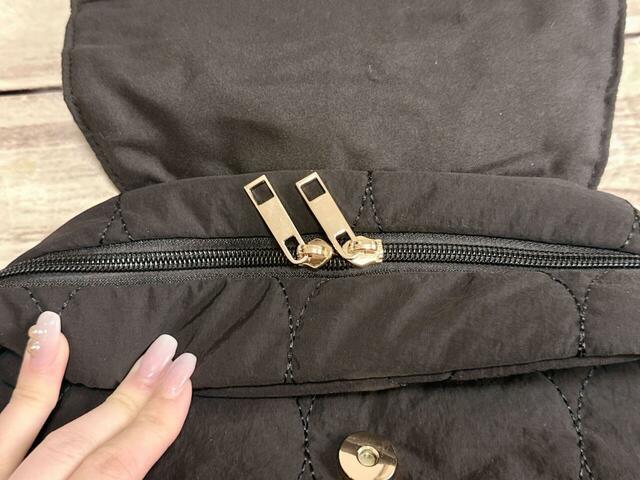 メイン収納はWファスナー仕様。金具類がすべてゴールドで統一されているのも「tal.by yumi.」らしいポイント♪