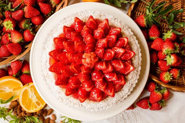 「イチゴとアーモンドババロアのタルト ~ホワイトチョコレート風味~〈whole〉」<価格:〈whole〉11,988円(税込)>【【キル フェ ボン】新作タルトなど、旬のイチゴを使った全11種類のタルトが勢揃い♪大人気フェア「2026 VERY STRAWBERRY」が、1月13日よりスタート!】