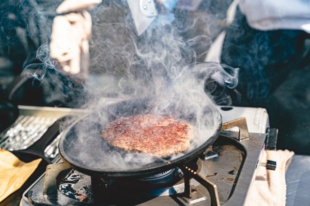 パティが焼けるいい香りが会場に漂う！