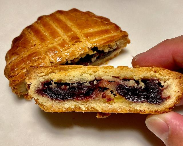 黒サクランボのジャムが詰まったガトーバスク