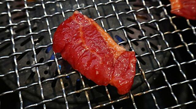 【焼肉ダイニング ワンカルビ ロース】店内に3世代家族客の姿もちらほら。シニアでも食べやすそうなやわらかいロースでした