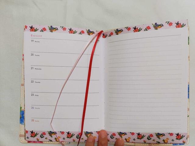 予定のある日に、しおりを挟むと便利【GLOW（グロー）2023年12月号増刊】付録「FEILER（フェイラー）2024年スケジュール帳」