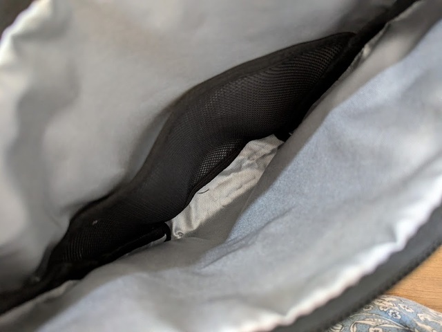 【山崎実業 tower コンビニちょい買い保冷＆保温バッグ】内側にはメッシュポケットが付いていて、保冷剤を入れておけばより効果的に中身を冷やせます◎