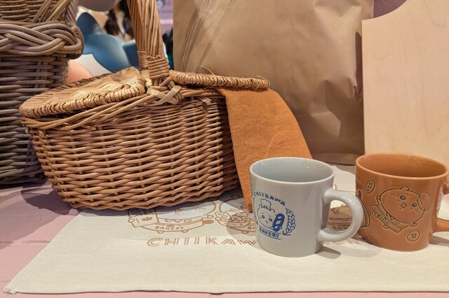 【ちいかわベーカリー】オリジナルグッズのランチョンマットやマグカップ