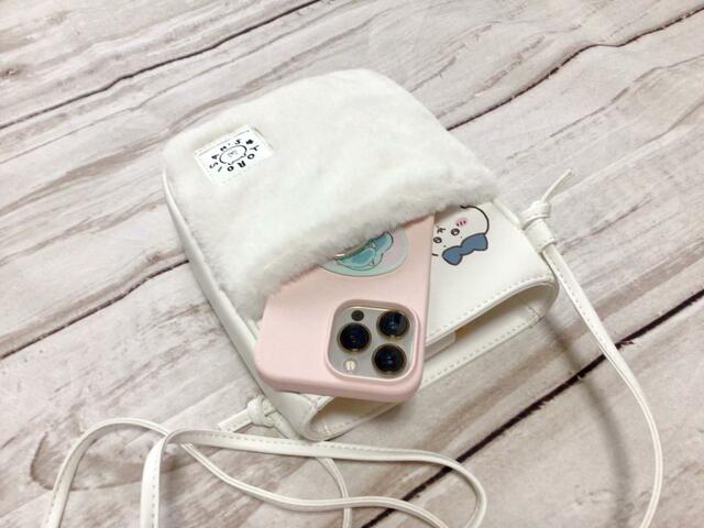 フロントのファーポケットはスマホを入れても◎【GU（ジーユー）ショルダーポーチ Chiikawa】