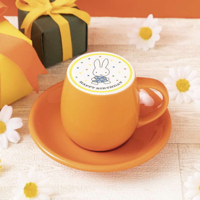 「バースデーカフェラテ」＜税込890円＞【「miffy café tokyo」にミッフィーのバースデーメニューが登場】