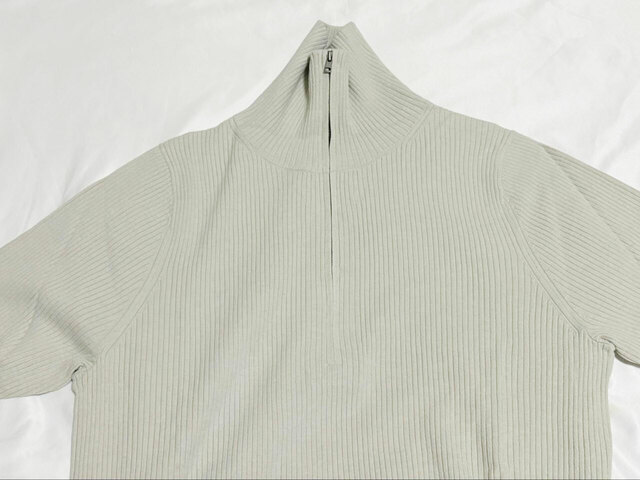 【UNIQLO ハーフジップニットワンピース】ハーフジップデザインで、首元から胸下まで開けられるようになっています