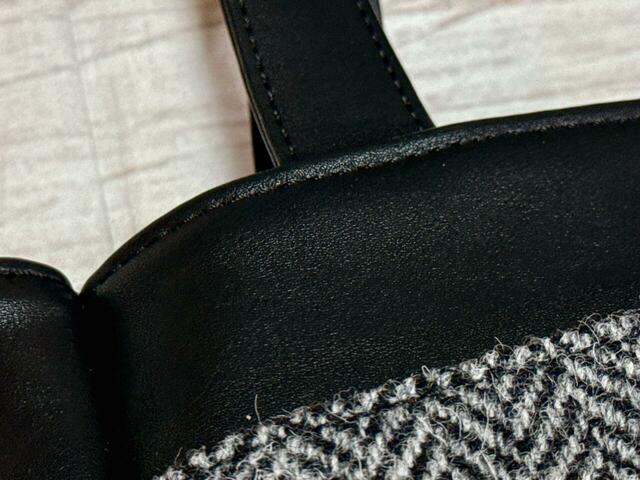 バッグ本体の素材は合成皮革。ブラックのレザー調の生地が高見えします！