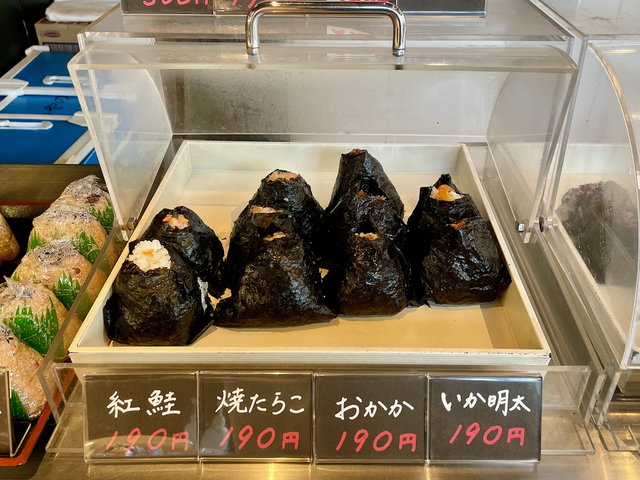 【おむすび てしま】取材前、「紅鮭」と「焼たらこ」を購入。ふわっと包んだようなおにぎりに感動。取材を申し込みました