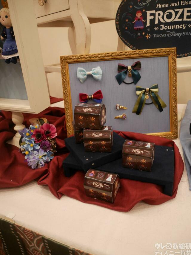 アクセサリーセット 1,300円｜「アナとエルサのフローズンジャーニー」をテーマにしたグッズ｜東京ディズニーシー新テーマポート「ファンタジースプリングス」｜販売店舗：東京ディズニーシー「エンポーリオ」｜発売日：2024年5月28日（火）
