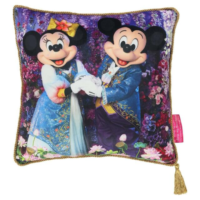 クッション 4,000円|東京ディズニーリゾート・フォトグラフィープロジェクト「イマジニング・ザ・マジック」グッズ|販売店舗:東京ディズニーランド「ギャグファクトリー/ファイブ・アンド・ダイム」、東京ディズニーシー「エンポーリオ」|発売日:2026年3月6日(金)