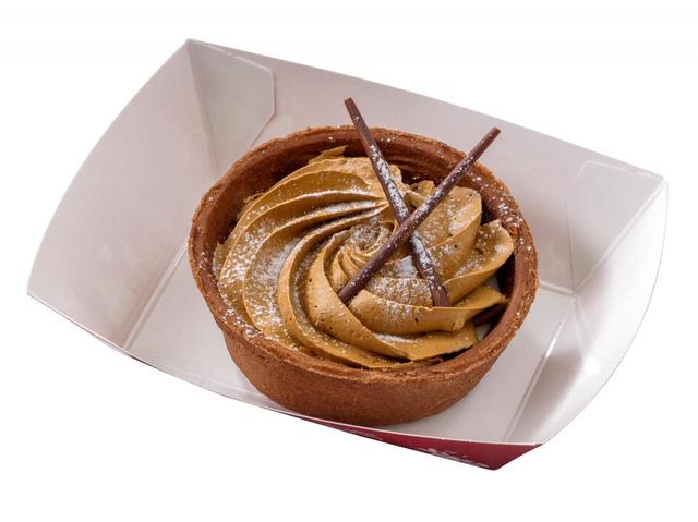 「東京ディズニーシー20周年：タイム・トゥ・シャイン！」コーヒークリームタルト、スーベニアプレート付き 900円｜ホライズンベイ・レストラン