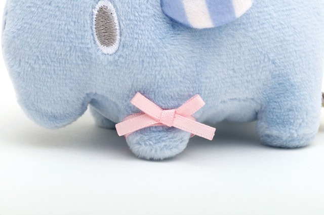 【センチメンタルサーカス】「ぶらさげぬいぐるみ」ムートンの足には、リメイクの仕上げにシャッポが結んでくれた夢色リボンが