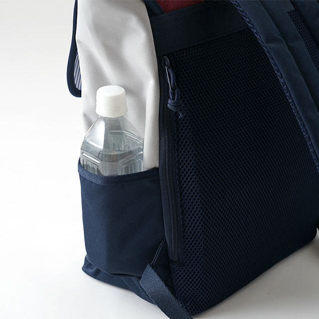 【moz新色】サイドポケットは、ペットボトルがスッポリ入るジャストサイズ