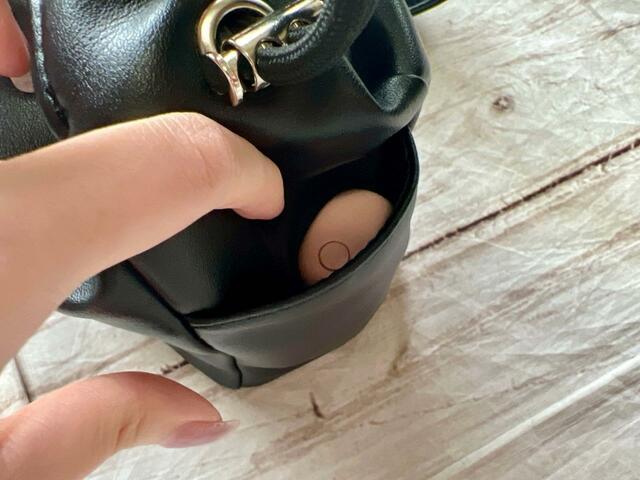 両サイドのポケットにはイヤホンやモバイルバッテリーを入れました