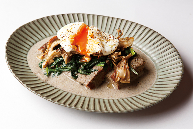 マッシュルーム、ほうれん草のスモーブロー