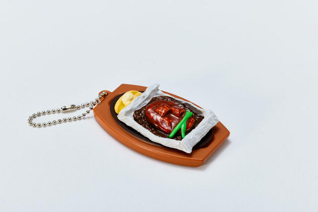 「濃厚ビーフシチューの包み焼きハンバーグ(ミニチュアチャーム)」<サイズ:約H55mm×W33mm×D12mm>【ココスの人気メニューが“カプセルトイ”に!本物そっくりな「ミニチュアチャームコレクション」発売】