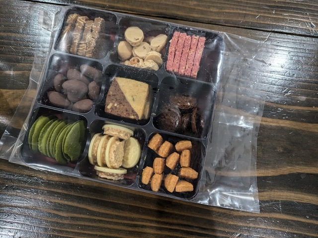 【六花亭の〇△□ 88個入】クッキーは湿気らないようトレーごと袋に入っているので、すぐに全部食べられない方は袋の端をハサミでまっすぐに切るのがおすすめです。