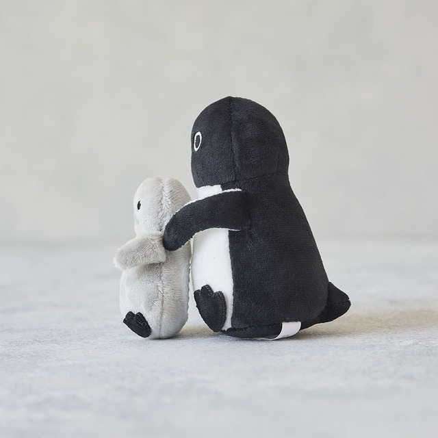 【Suicaのペンギン】「Suicaのペンギン ひっかけぬいぐるみ（子ペンギンと一緒）」2,650円／座り型なのでそのまま置いて飾ることも可能